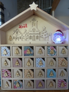 calendrier de l'avent en bois fait maison avec plein d'idées pour les cadeaux
